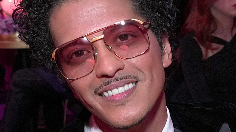 Bruno Mars teeth montrant son sourire naturel au début de sa carrière