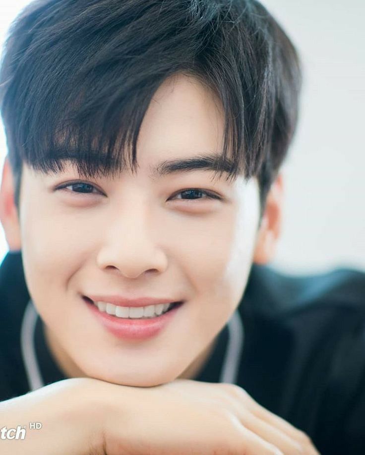 Dents de Cha Eunwoo en gros plan haute definition montrant la symetrie actuelle