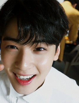 Portrait candide du sourire de Cha Eunwoo montrant l'alignement dentaire initial
