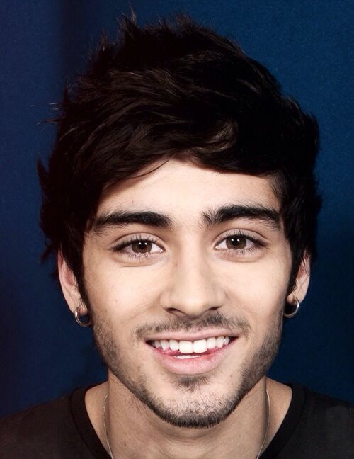 Gros plan sur les dents et le sourire de Zayn Malik dans une photographie moderne en haute definition