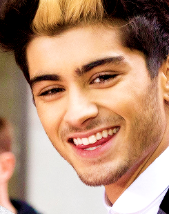 Dents de Zayn Malik instantane de son sourire mettant en valeur sa symetrie amelioree
