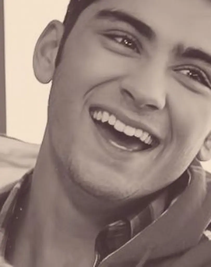 Dents de Zayn Malik en 2010 lors de ses premieres apparitions publiques montrant un alignement naturel