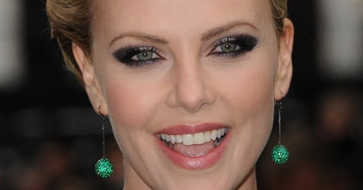 Sourire de Charlize Theron et examen de l esthetique dentaire