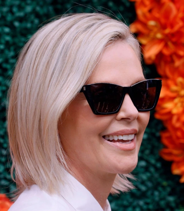 Dents blanches de Charlize Theron et conception du sourire en 2022