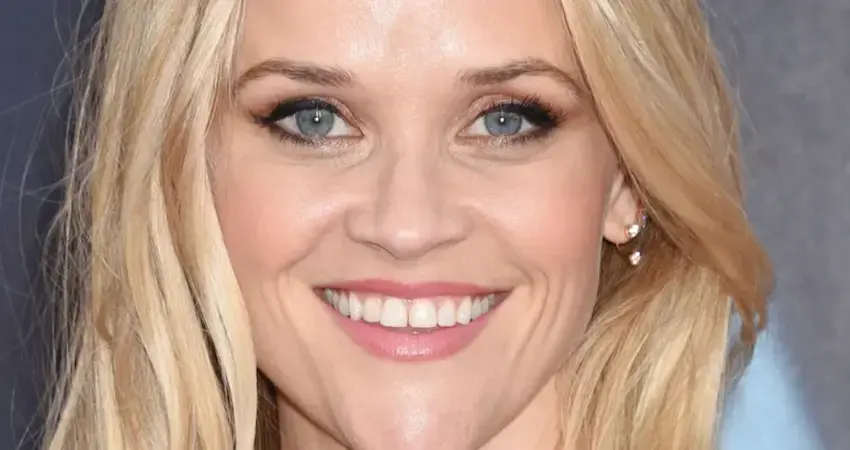 Les dents de Reese Witherspoon en 2025 affichant une couleur uniforme et l esthetique du sourire
