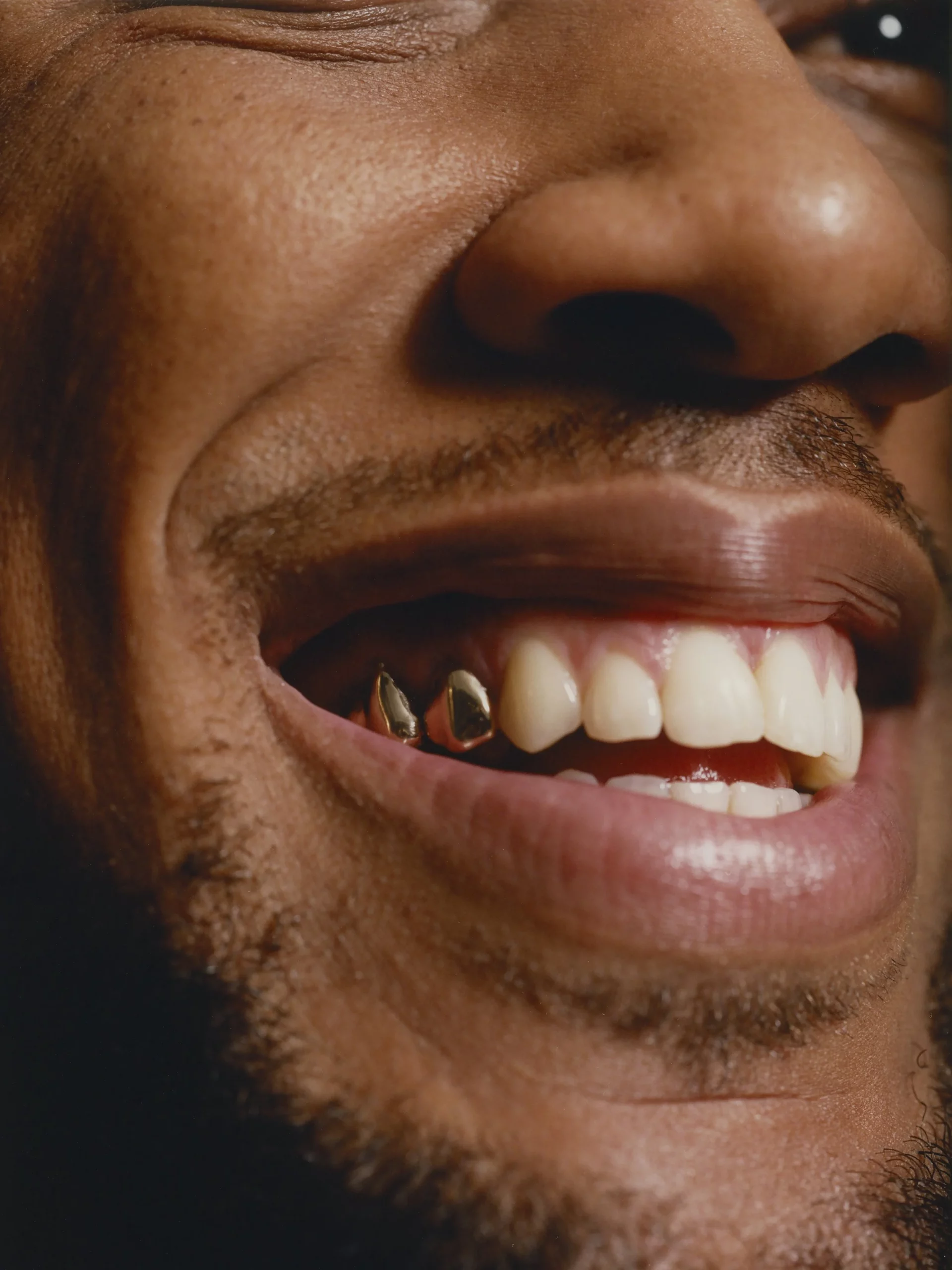 Anthony Joshua affichant un accessoire de dents en or