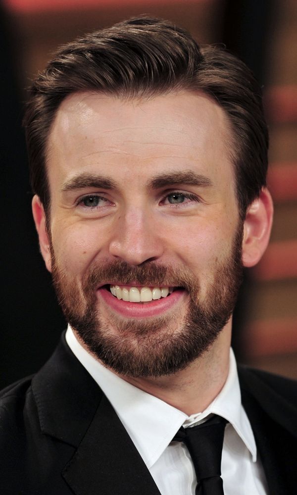 Sourire de Chris Evans en 2014 montrant une symétrie avancée sur le tapis rouge