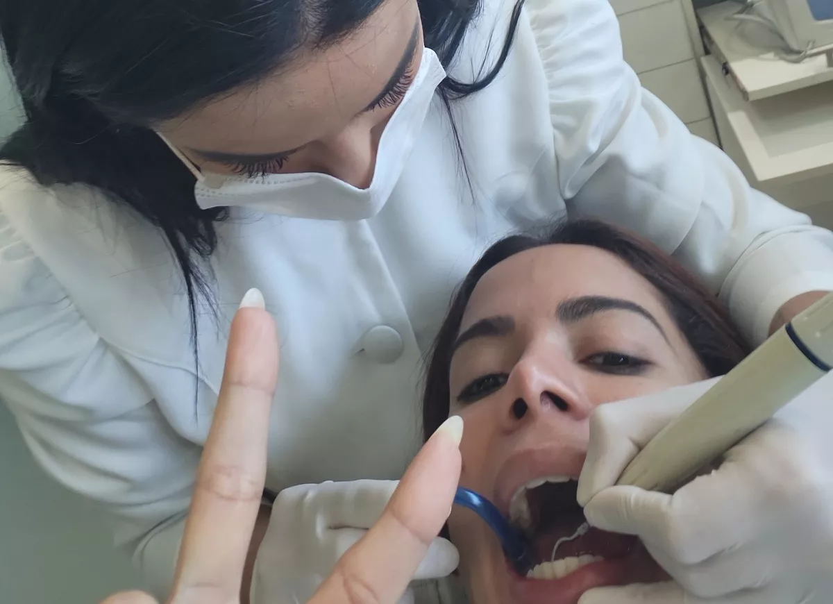 Dents blanches d'Anitta et examen de la teinte dentaire