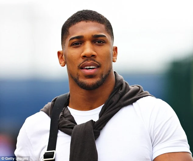 Les nouvelles dents d'Anthony Joshua et son sourire blanc raffiné