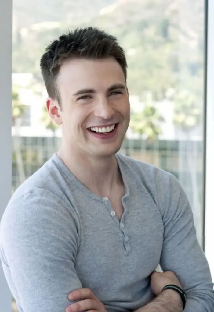 Dents de Chris Evans au milieu des années 2005 montrant son alignement dentaire naturel