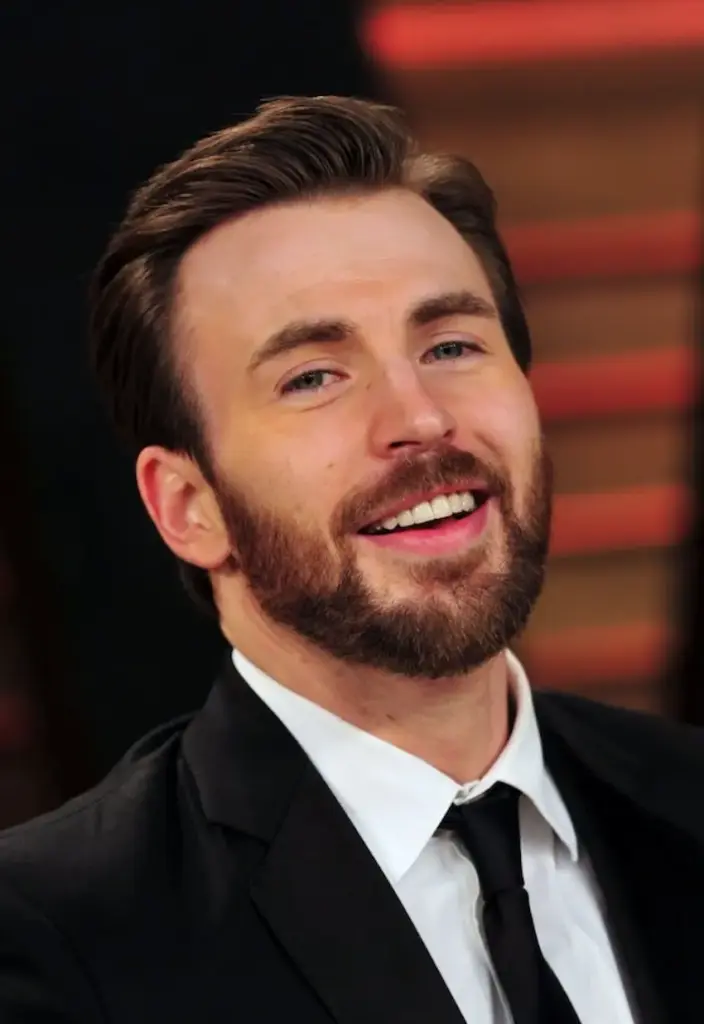 Chris Evans dans les années 2020 montrant sa transformation de sourire premium finalisée