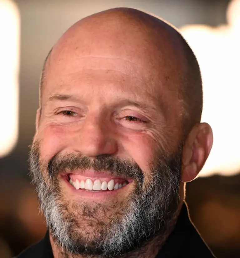 Dents de Jason Statham lors d'une apparition récente montrant un alignement équilibré du sourire
