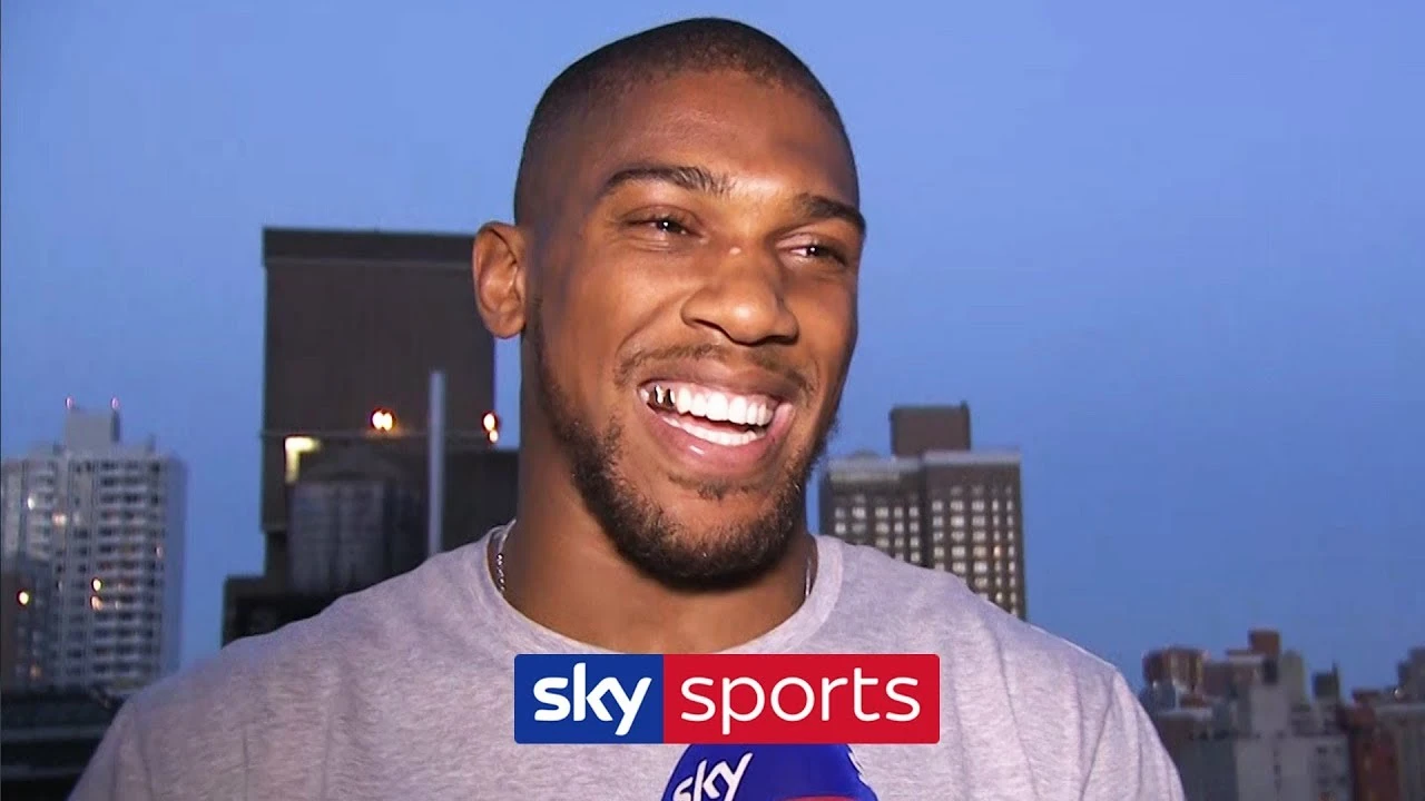 Interview d'Anthony Joshua au début de sa carrière montrant la structure naturelle de ses dents