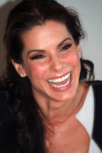 Apparition médiatique haute définition révélant des restaurations esthétiques professionnelles des dents de Sandra Bullock