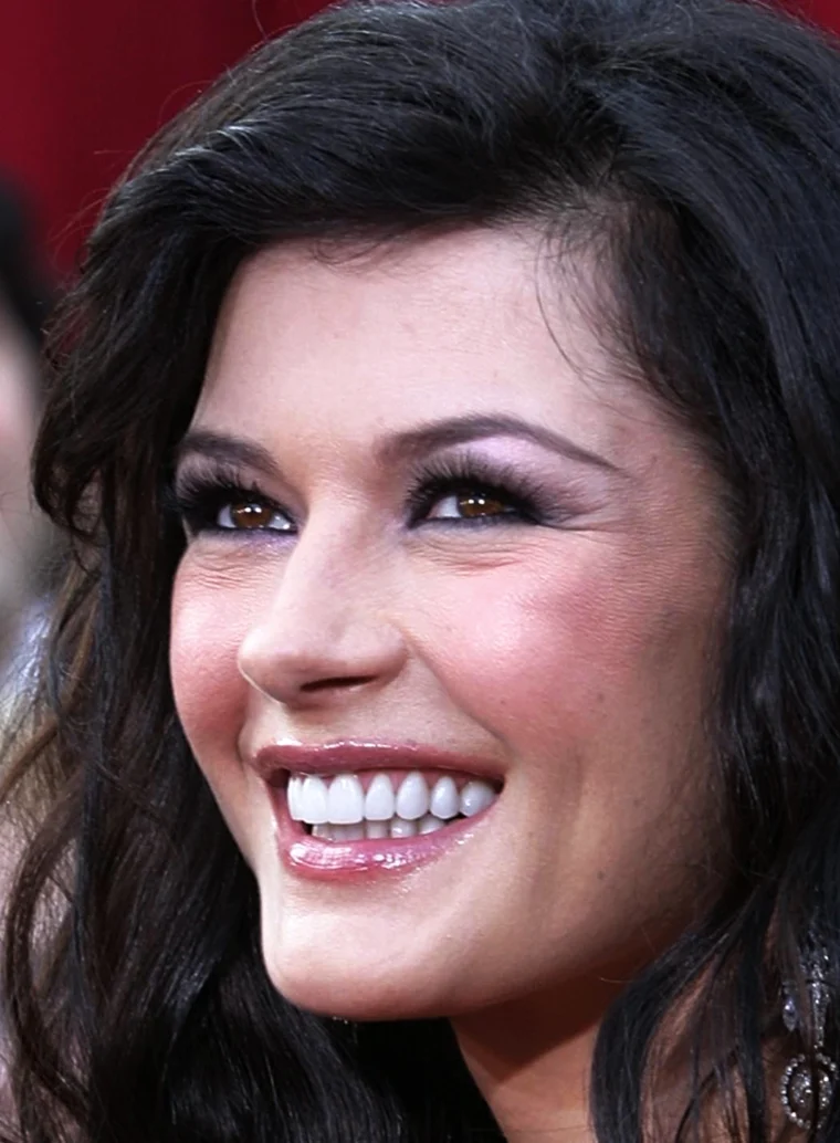 Les dents de Catherine Zeta-Jones au début de sa carrière en 2004 montrant l'arc naturel de son sourire