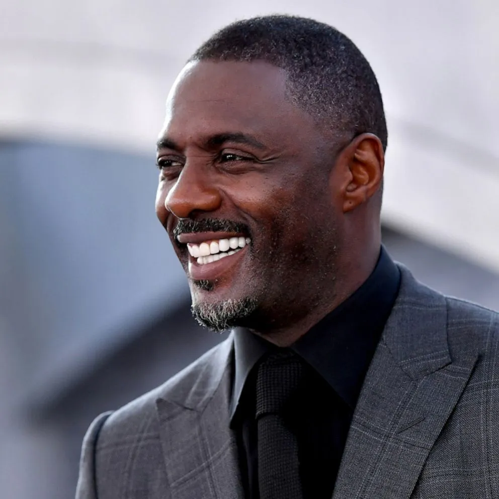 Sourire d’Idris Elba au début de sa carrière photo prise en septembre 2020