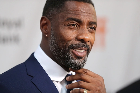 Gros plan sur le sourire et les dents d’Idris Elba photo prise en août 2022