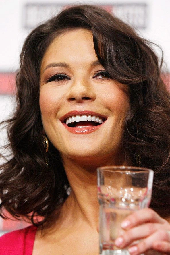 Les dents de Catherine Zeta-Jones en 2026 avec une arcade symétrique