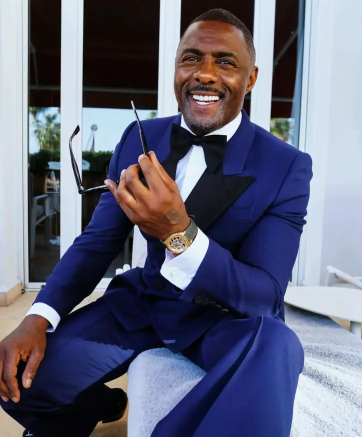 Apparence moderne du sourire d’Idris Elba sur le tapis rouge photo prise en 2026