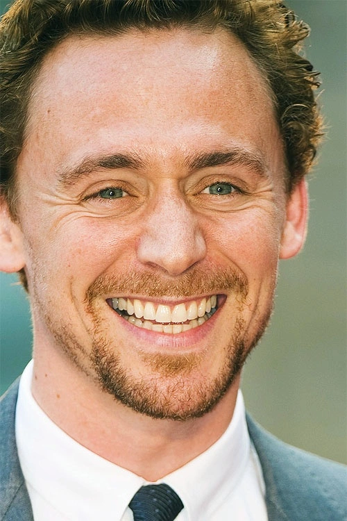 Tom Hiddleston teeth 2026 showing healthy Hollywood smile aesthetics and natural tooth preservation