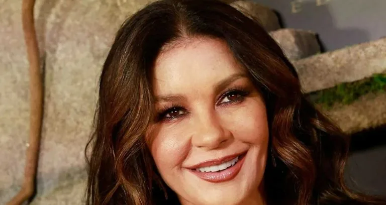 Les dents de Catherine Zeta-Jones en 2025 montrant une restauration en porcelaine translucide