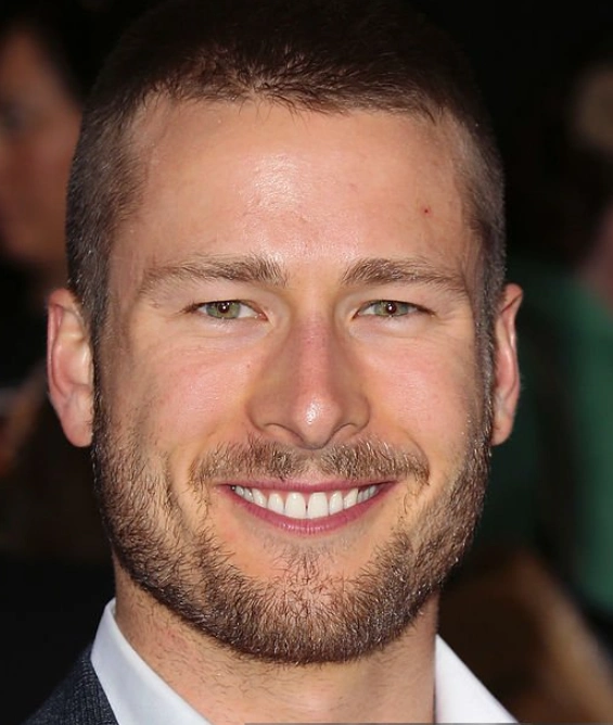 Dents de Glen Powell en 2014 montrant l'alignement naturel du sourire