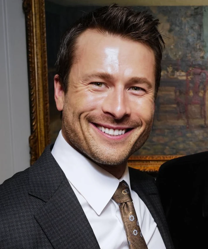 Dents de Glen Powell en 2025 montrant l'amélioration par facettes en porcelaine