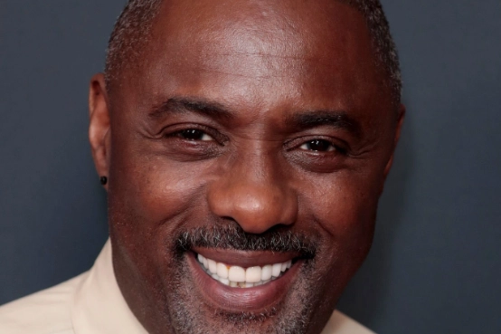 Portrait du sourire d’Idris Elba photo prise au début de l’année 2024