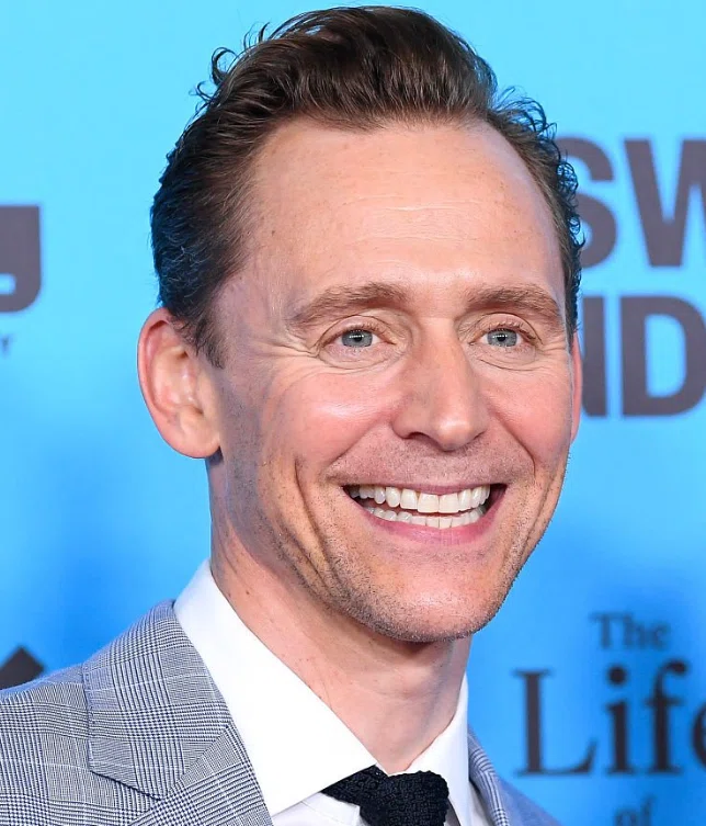 Tom Hiddleston teeth in 2025 displaying refined incisal alignment and brightness